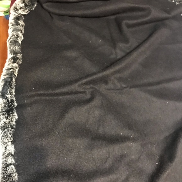Neiman Marcus Wool Cape with fur trim - Picture 4 of 6